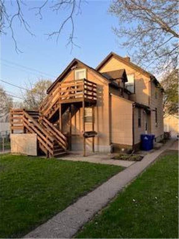 587 Bay St, Saint Paul, MN 55102 - rear view of property featuring a yard and stairway