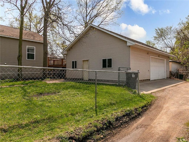 587 Bay St, Saint Paul, MN 55102 - view of side of home with a garage
