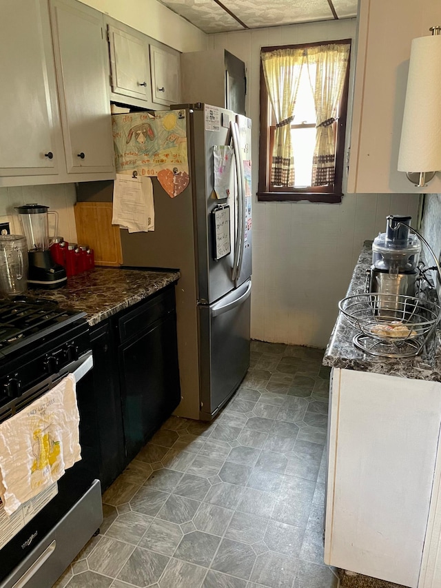 506 3rd St SW, Wadena, MN 56482 - kitchen with appliances with stainless steel finishes