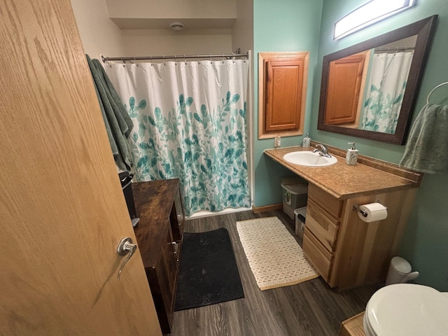 420 14th St, Brainerd, MN 56401 - full bathroom featuring wood finished floors, vanity, toilet, and a shower with curtain