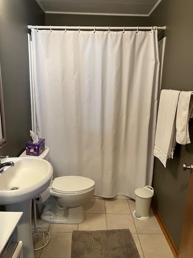 728 7th St, Litchfield, MN 55355 - full bath featuring toilet, tile patterned floors, a shower with curtain, and a sink