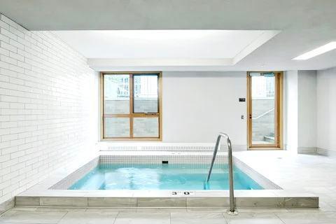 433 7th St Unit 2317, Minneapolis, MN 55415 - view of pool featuring a hot tub