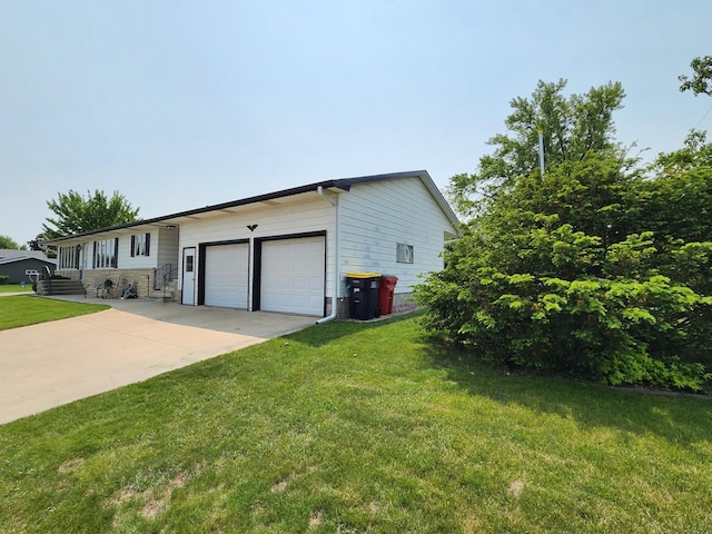 25 3rd Ave NE, Plainview, MN 55964 - view of front of house with an attached garage, driveway, and a front lawn