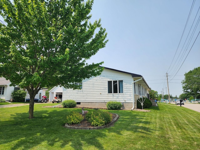 25 3rd Ave NE, Plainview, MN 55964 - view of side of property featuring a yard and crawl space
