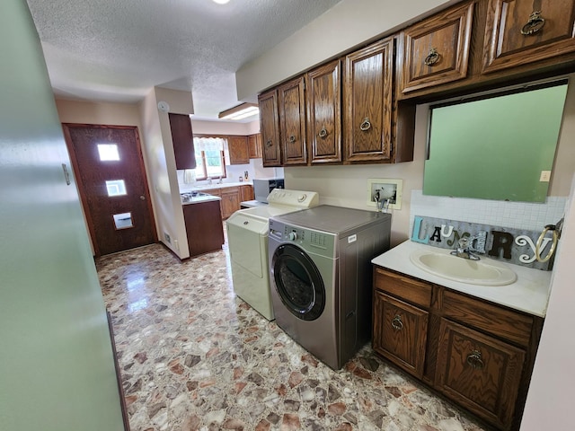 25 3rd Ave NE, Plainview, MN 55964 - laundry area featuring separate washer and dryer and a textured ceiling