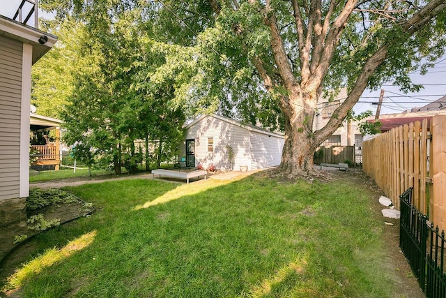 1311 Monroe St NE, Minneapolis, MN 55413 - view of yard with an outbuilding