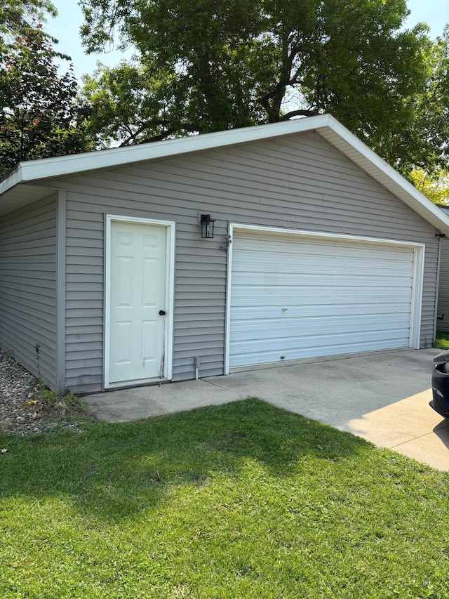 613 13th St SW, Willmar, MN 56201 - view of detached garage