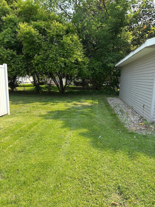 613 13th St SW, Willmar, MN 56201 - view of green lawn