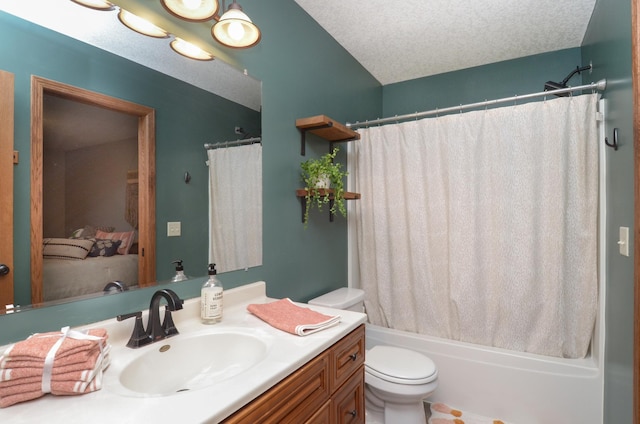 1046 Roosevelt St S, Cambridge, MN 55008 - bathroom with vanity, connected bathroom, shower / tub combo, and a textured ceiling