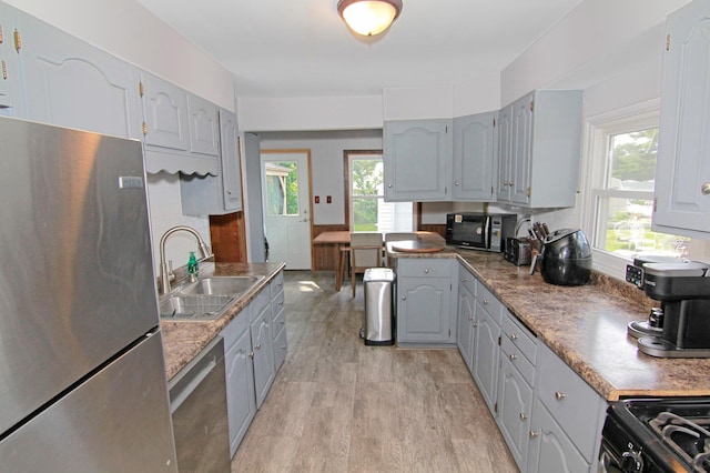 1979 Polaris Pl N, Saint Paul, MN 55109 - kitchen featuring black appliances, gray cabinetry, light wood-style floors, and light countertops