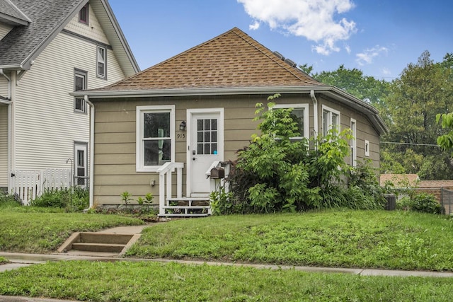 915 Cottage Ave E, Saint Paul, MN 55106 - view of front of house with roof with shingles and entry steps