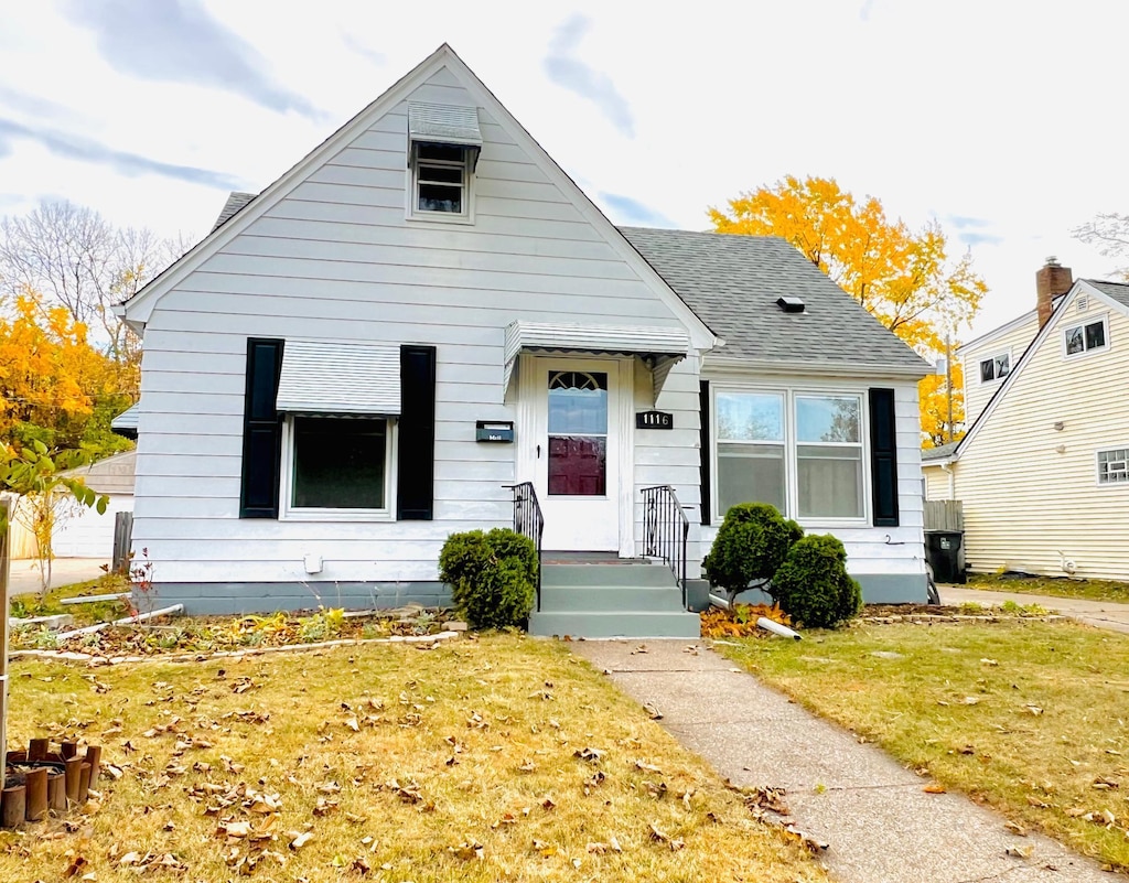 1116 Flandrau St, Saint Paul, MN 55106 - bungalow featuring a front lawn and roof with shingles