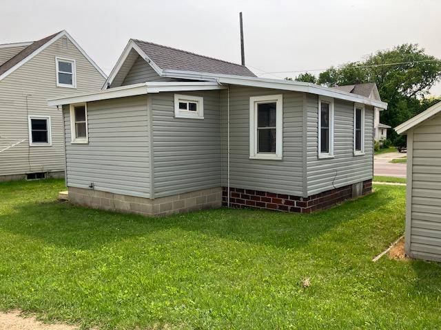 607 3rd St SW, Waseca, MN 56093 - view of side of home featuring a yard