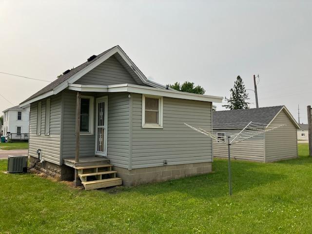 607 3rd St SW, Waseca, MN 56093 - back of house featuring a yard and central AC