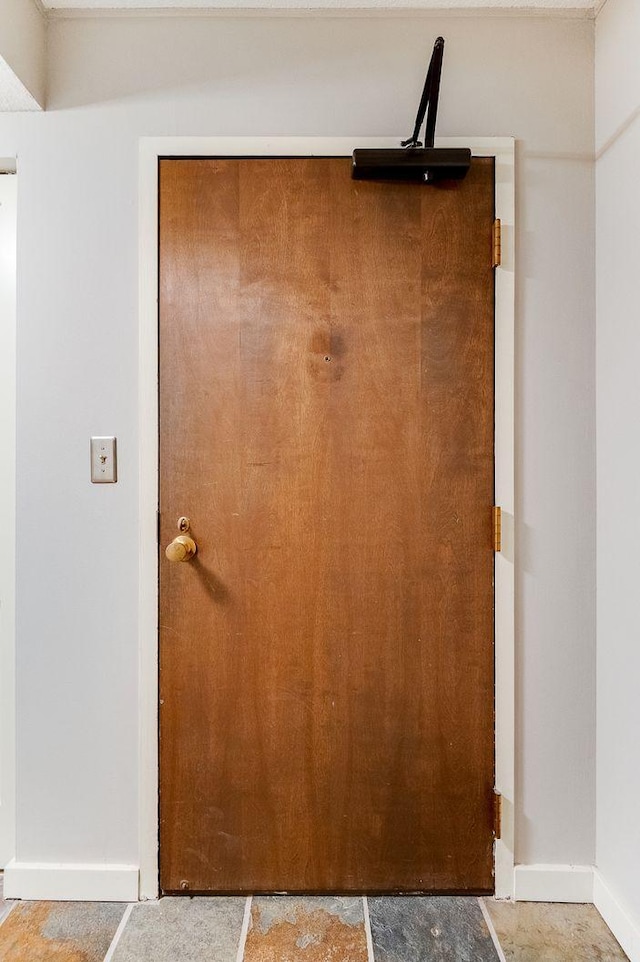 1920 1st St Unit 304, Minneapolis, MN 55454 - detailed view of baseboards