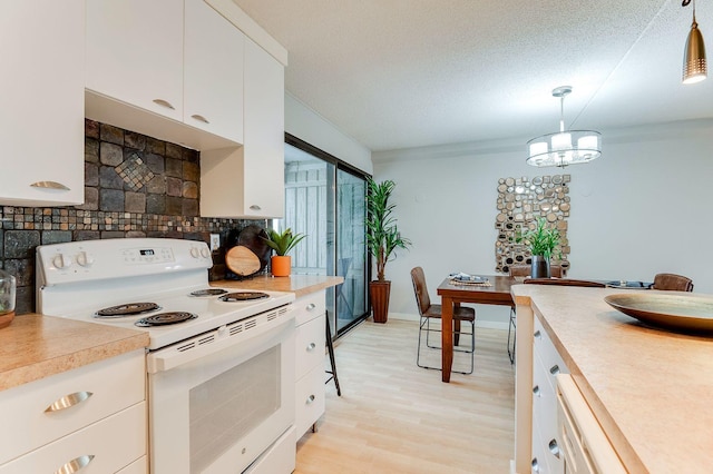 1920 1st St Unit 304, Minneapolis, MN 55454 - kitchen with electric range, tasteful backsplash, light countertops, hanging light fixtures, and light wood-style flooring