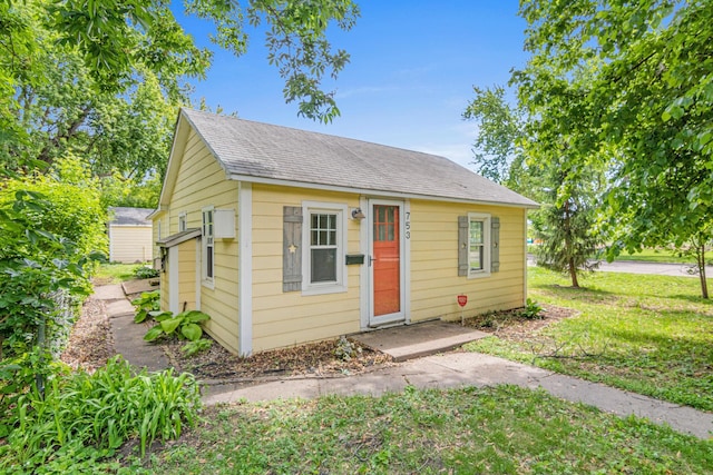 753 8th Ave S, Hopkins, MN 55343 - bungalow-style house featuring a shingled roof and a front lawn
