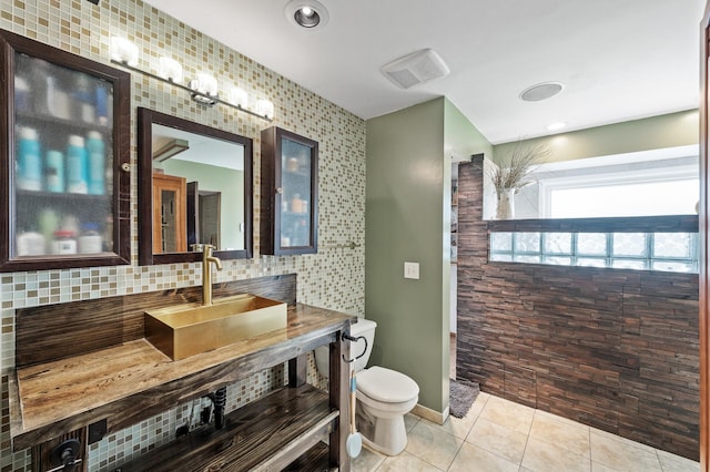 1439 Oakdale Ave W, Saint Paul, MN 55118 - full bath with toilet, vanity, tile patterned floors, decorative backsplash, and a shower