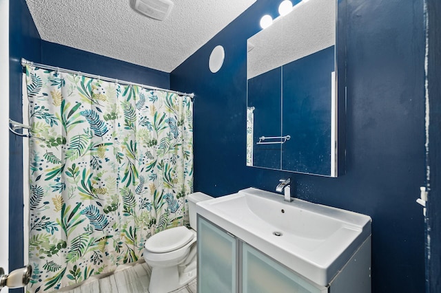 1439 Oakdale Ave W, Saint Paul, MN 55118 - full bath featuring vanity, toilet, a textured ceiling, and a shower with curtain