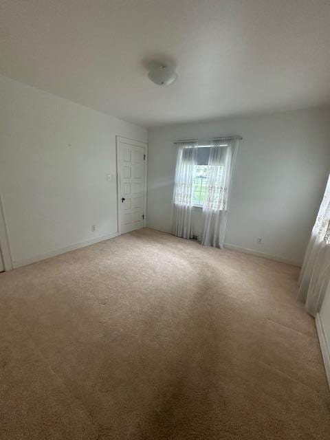 700 Oakland Pl NE, Austin, MN 55912 - empty room featuring light carpet and baseboards