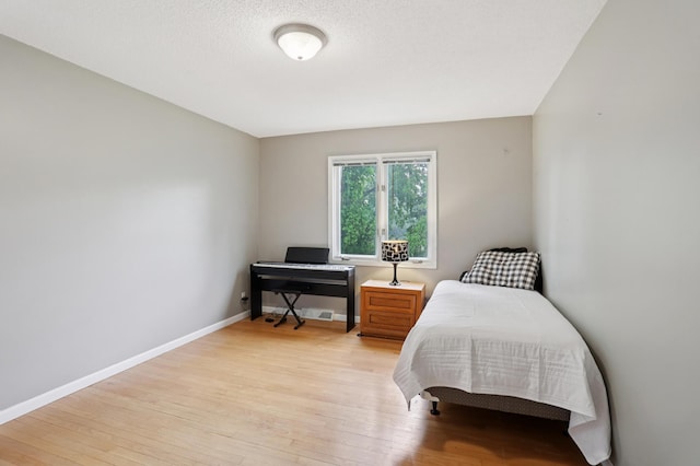 11600 Oberlin Rd, Minnetonka, MN 55305 - bedroom featuring light wood-style floors and baseboards