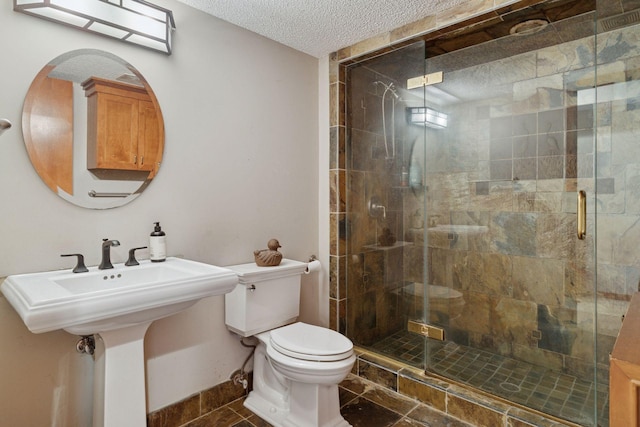 3850 Lone Cedar Ln, Chanhassen, MN 55318 - full bathroom with toilet, a textured ceiling, a stall shower, baseboards, and a sink