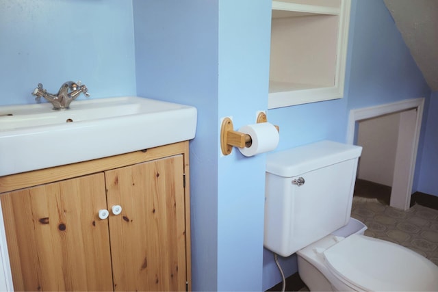 145 Robie St W, Saint Paul, MN 55107 - half bathroom featuring toilet and vanity