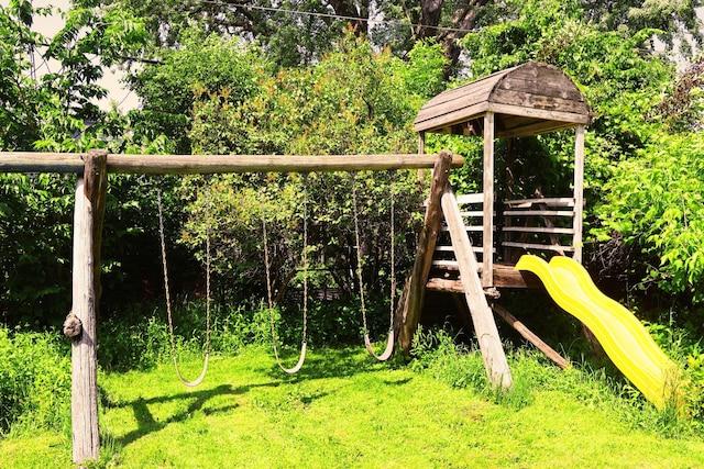 145 Robie St W, Saint Paul, MN 55107 - communal playground featuring a lawn
