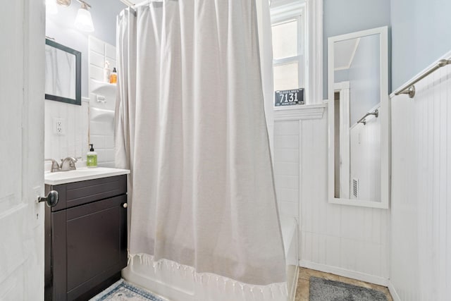 662 24th Ave NE, Minneapolis, MN 55418 - full bath with shower / bath combo and vanity