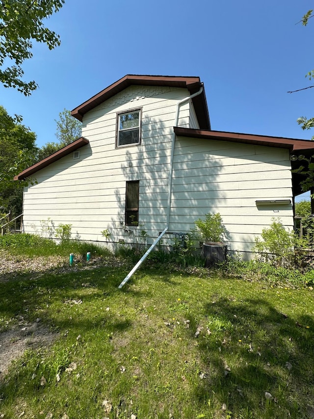 1004 9th St 1006, International Falls, MN 56649 - view of side of home with a lawn