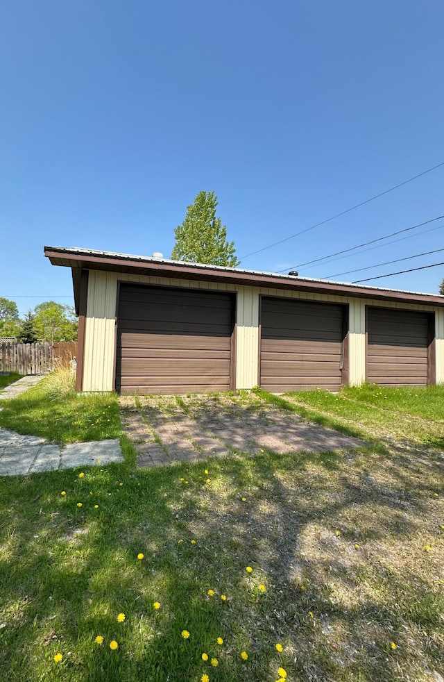 1004 9th St 1006, International Falls, MN 56649 - view of garage