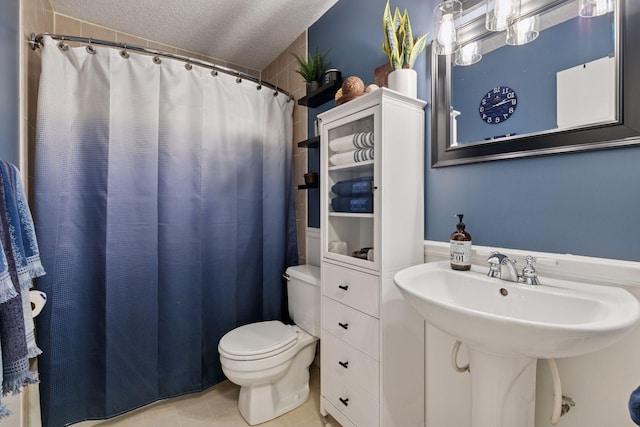 20561 Jade Cir, Lakeville, MN 55044 - bathroom featuring toilet, a textured ceiling, a shower with curtain, and a sink