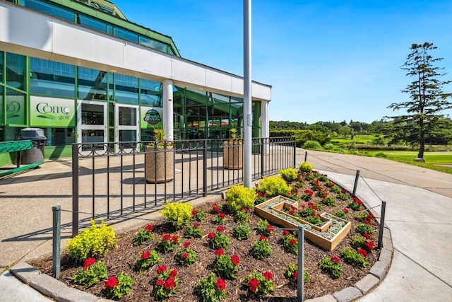 1372 Victoria St N, Saint Paul, MN 55117 - view of community featuring a garden