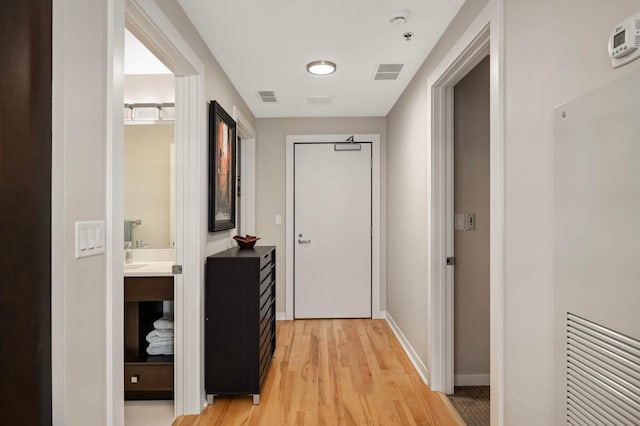 1240 2nd St Unit 1120, Minneapolis, MN 55415 - hallway featuring light wood finished floors and baseboards