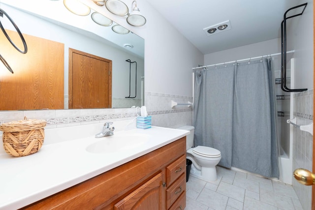 1406 English Ave NW, New Prague, MN 56071 - bathroom with vanity, shower / bathtub combination with curtain, and tile walls
