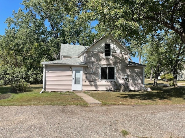 810 Charles St, Park Rapids, MN 56470 - traditional-style home featuring a front lawn