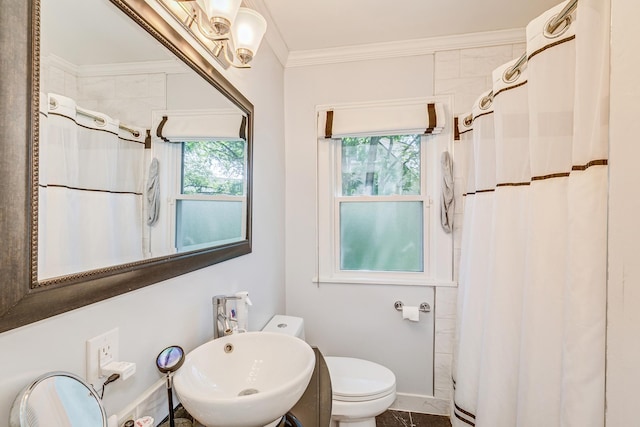 3807 Hubbard Ave N, Robbinsdale, MN 55422 - full bath with curtained shower, toilet, a sink, ornamental molding, and baseboards
