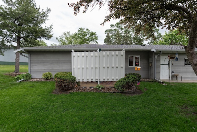 2842 19th Ave NW, Rochester, MN 55901 - back of house with a lawn