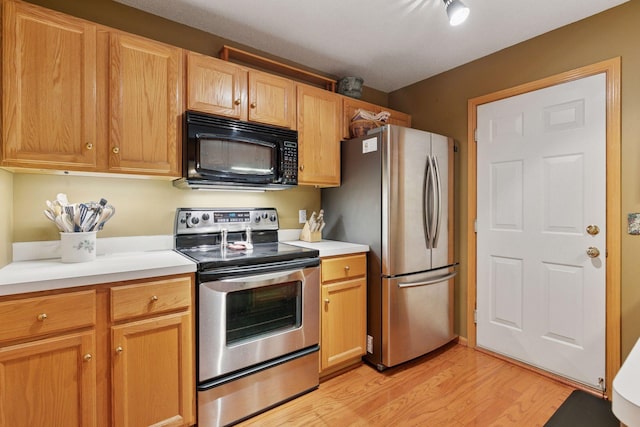 14617 Evergreen Trl Unit 75, Apple Valley, MN 55124 - kitchen featuring appliances with stainless steel finishes, light wood-style flooring, and light countertops
