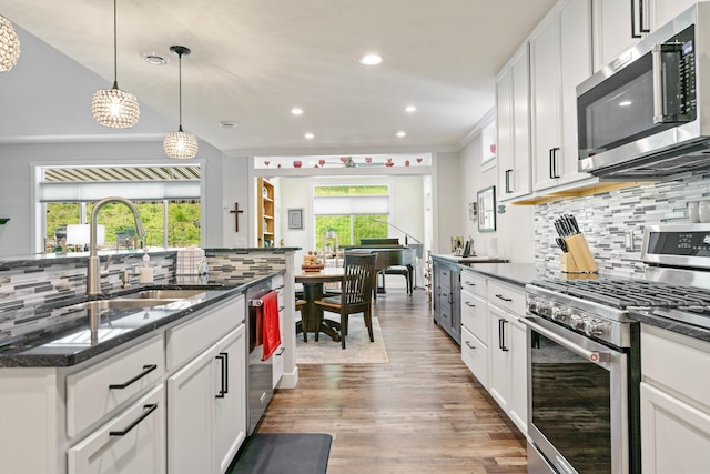 1884 Alexander Rd NE, Rochester, MN 55906 - kitchen featuring appliances with stainless steel finishes, a sink, backsplash, light wood-type flooring, and recessed lighting