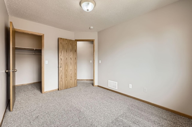 1127 Ridgestone Pl, Buffalo, MN 55313 - unfurnished bedroom featuring carpet, a textured ceiling, a closet, and a spacious closet