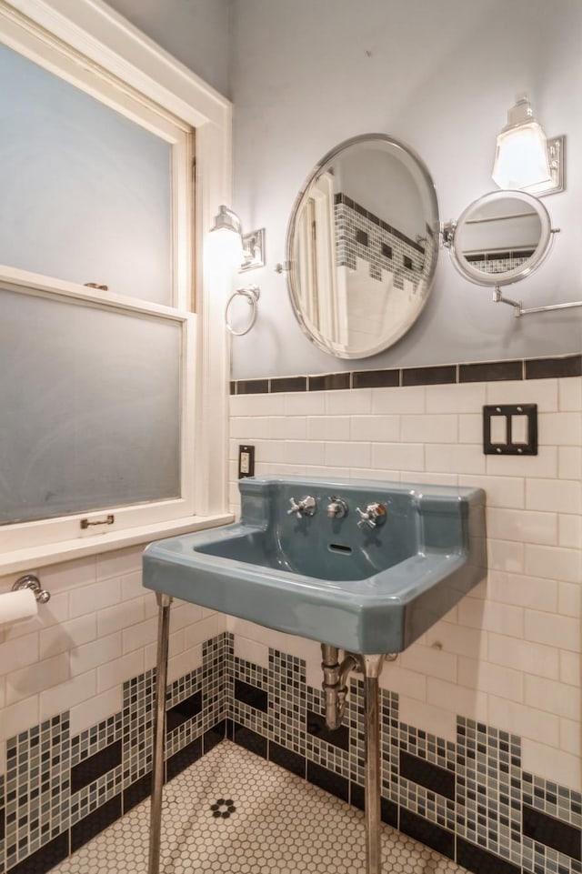 2545 Bryant Ave S Unit 1, Minneapolis, MN 55405 - view of bathroom