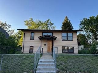 905 Fuller Ave, Saint Paul, MN 55104 - view of bi-level home