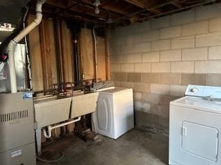 905 Fuller Ave, Saint Paul, MN 55104 - unfinished below grade area with washer and clothes dryer and concrete block wall