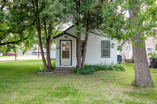 103 3rd St NE, Barnesville, MN 56514 - bungalow-style home with a front lawn