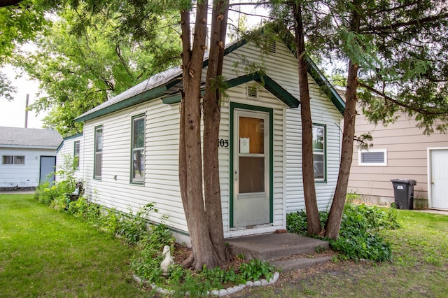 103 3rd St NE, Barnesville, MN 56514 - shotgun-style home with a front lawn