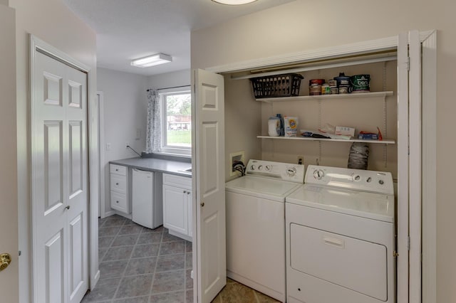 217 Hickory Ln E, Shakopee, MN 55379 - laundry area featuring washer and dryer