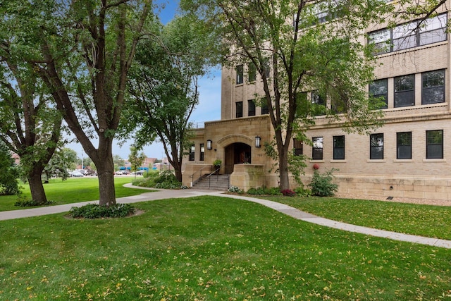 730 Stinson Blvd Unit 425, Minneapolis, MN 55413 - view of front of property with a front lawn