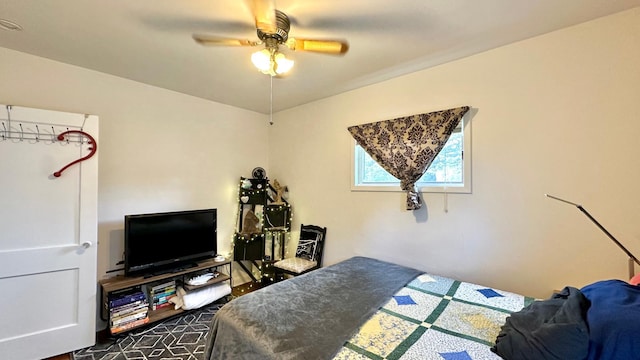 2212 Springvale Ct, Duluth, MN 55811 - bedroom with a ceiling fan