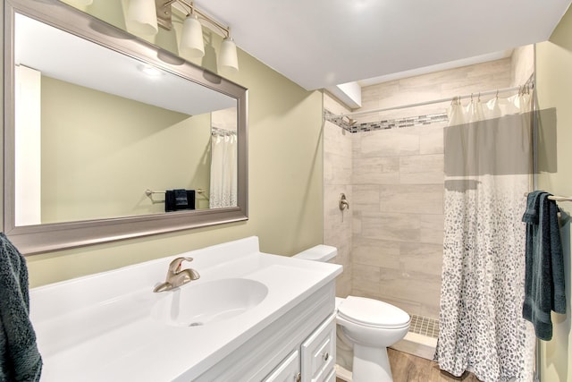 1414 5th Ave SW, Rochester, MN 55902 - full bathroom featuring toilet, vanity, and tiled shower